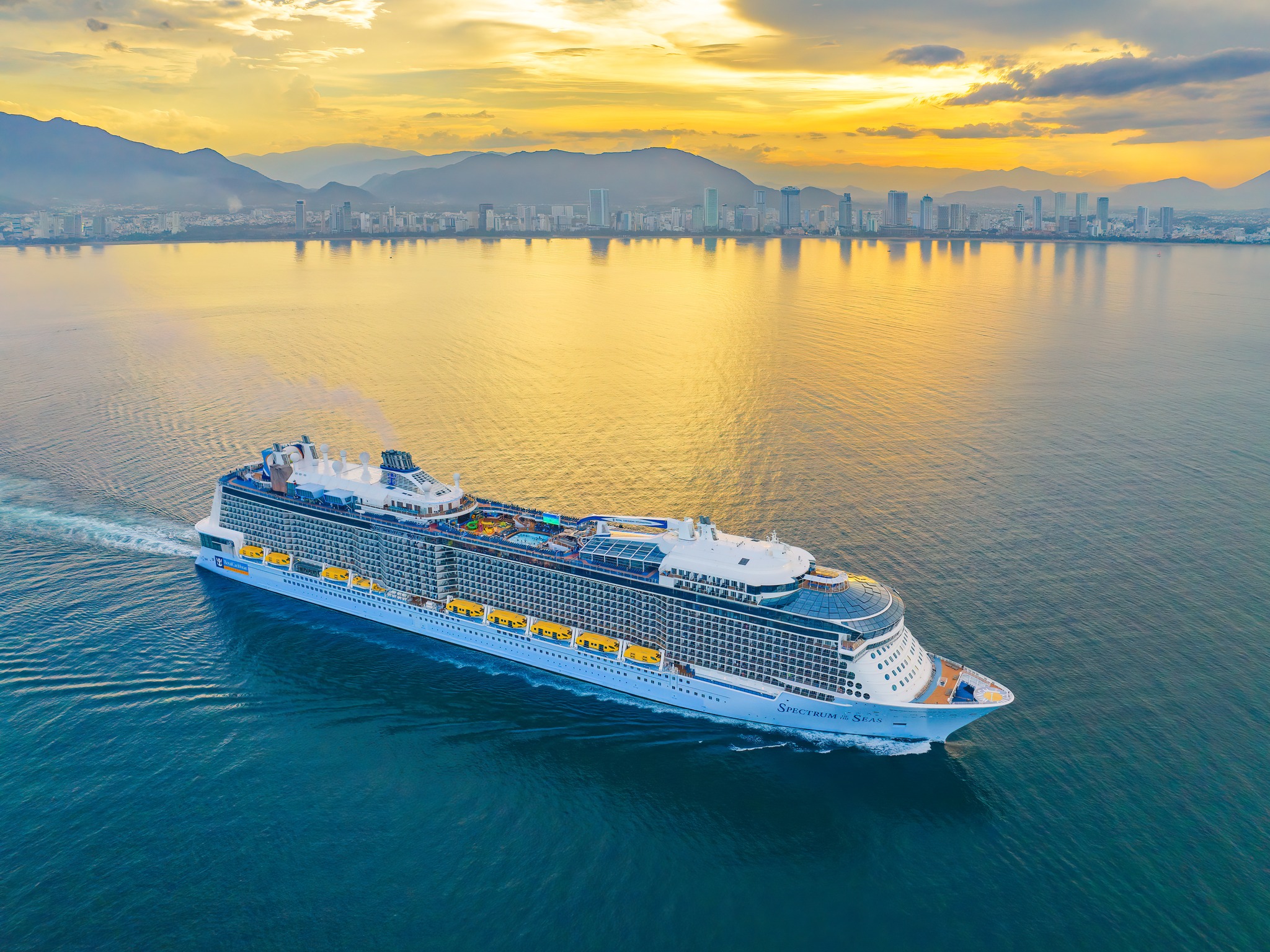 TOUR NHA TRANG: TRẢI NGHIỆM ĐẾ VƯƠNG DU THUYỀN TRÊN VỊNH NHA TRANG